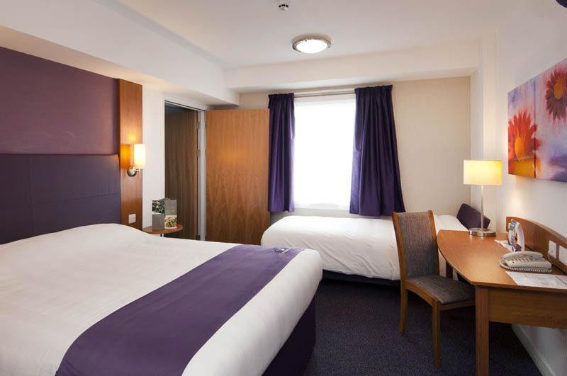 Premier Inn Glasgow Bearsden Extérieur photo